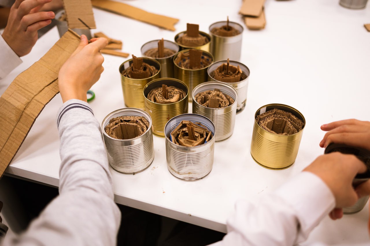 150 часов тепла и света своими руками! Именно столько подарят бойцам салехардские школьники 150 часов тепла и света своими руками! Именно столько подарят бойцам салехардские школьники