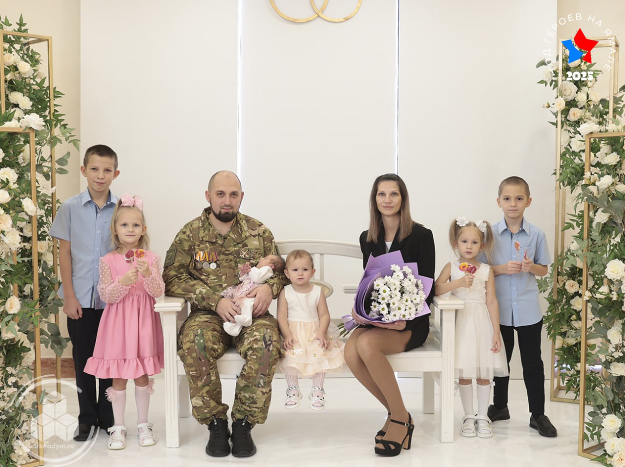 Во Дворце бракосочетания поздравили с рождением шестого ребёнка семью участника СВО