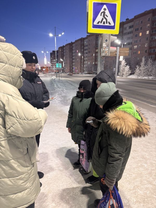 В Новом Уренгое автоинспекторы провели профилактическую акцию «Пешеход, смотри по сторонам!»