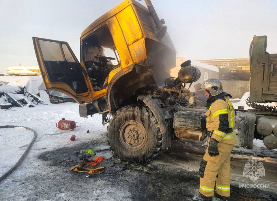 Сегодня в 8 часов 36 минут в пожарно-спасательную часть г. Ноябрьска поступило сообщение о возгорании автомобиля «КАМАЗ» на территории промзоны