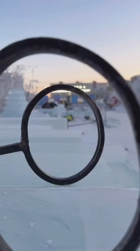 В Новом Уренгое начали строить ледовый городок