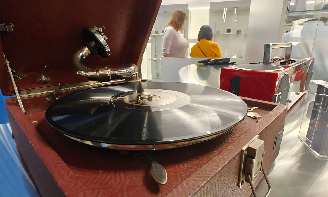 В арт-резиденции «Сова» открылась уникальная выставка «Коллекции и коллекционеры» В арт-резиденции «Сова» открылась уникальная выставка «Коллекции и коллекционеры»