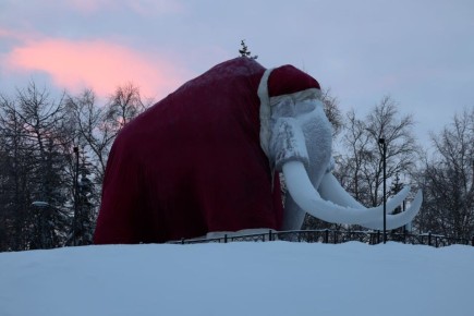 Мамонт Митя приоделся и готов к празднику