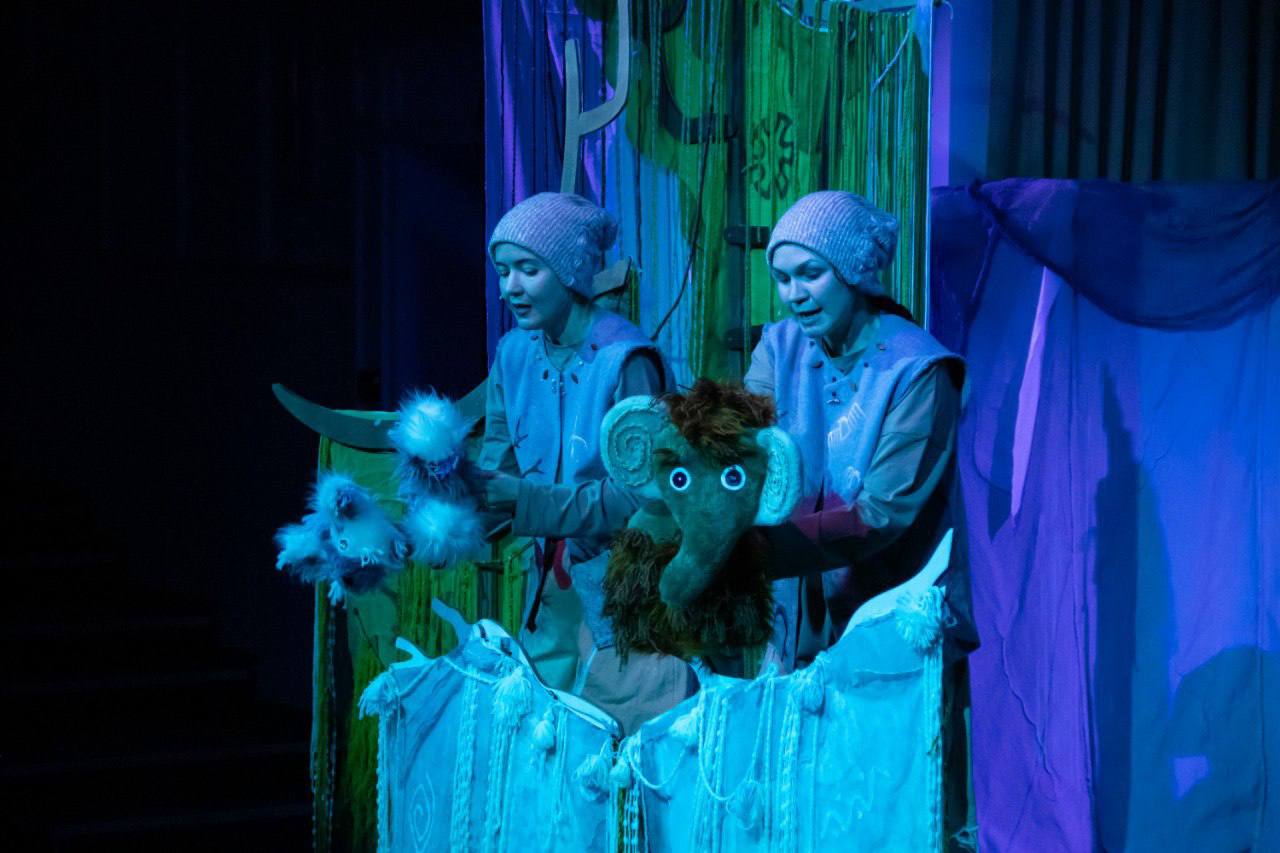 В Салехарде семейный театр кукол «Жужа» показал премьеру новой постановки «Мамонтенок Люба — легенда Крайнего Севера» В Салехарде семейный театр кукол «Жужа» показал премьеру новой постановки «Мамонтенок Люба — легенда Крайнего Севера»