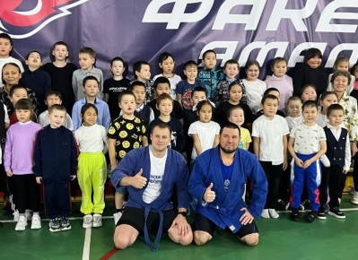 В Находке в начальной школе-интернате открылась секция самбо