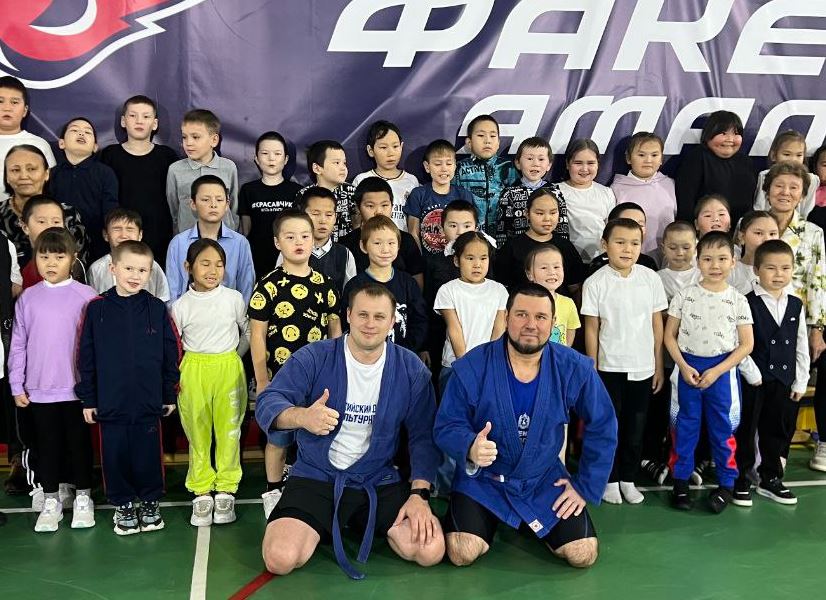 В Находке в начальной школе-интернате открылась секция самбо
