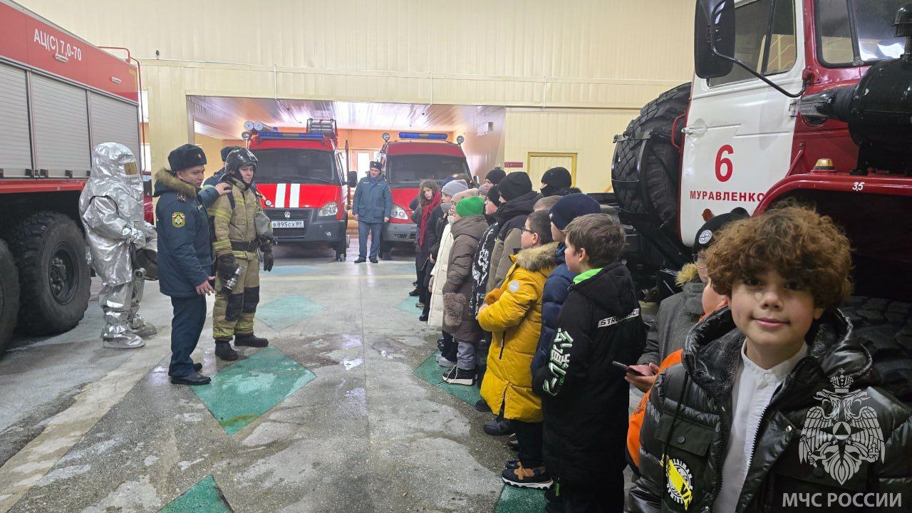 Участник молодёжного совета, начальник караула 6 пожарно-спасательной части города Муравленко Марат Мударисов провёл познавательную экскурсию для школьников Участник молодёжного совета, начальник караула 6 пожарно-спасательной части города Муравленко Марат Мударисов провёл познавательную экскурсию для школьников