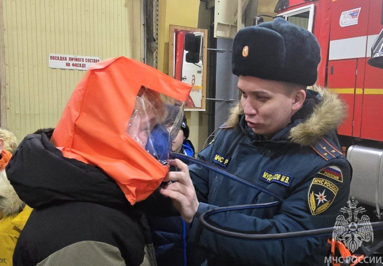 Участник молодёжного совета, начальник караула 6 пожарно-спасательной части города Муравленко Марат Мударисов провёл познавательную экскурсию для школьников Участник молодёжного совета, начальник караула 6 пожарно-спасательной части города Муравленко Марат Мударисов провёл познавательную экскурсию для школьников