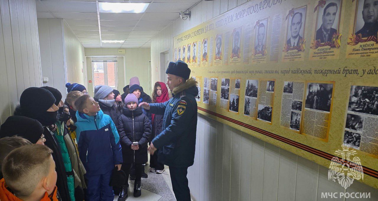 Участник молодёжного совета, начальник караула 6 пожарно-спасательной части города Муравленко Марат Мударисов провёл познавательную экскурсию для школьников Участник молодёжного совета, начальник караула 6 пожарно-спасательной части города Муравленко Марат Мударисов провёл познавательную экскурсию для школьников