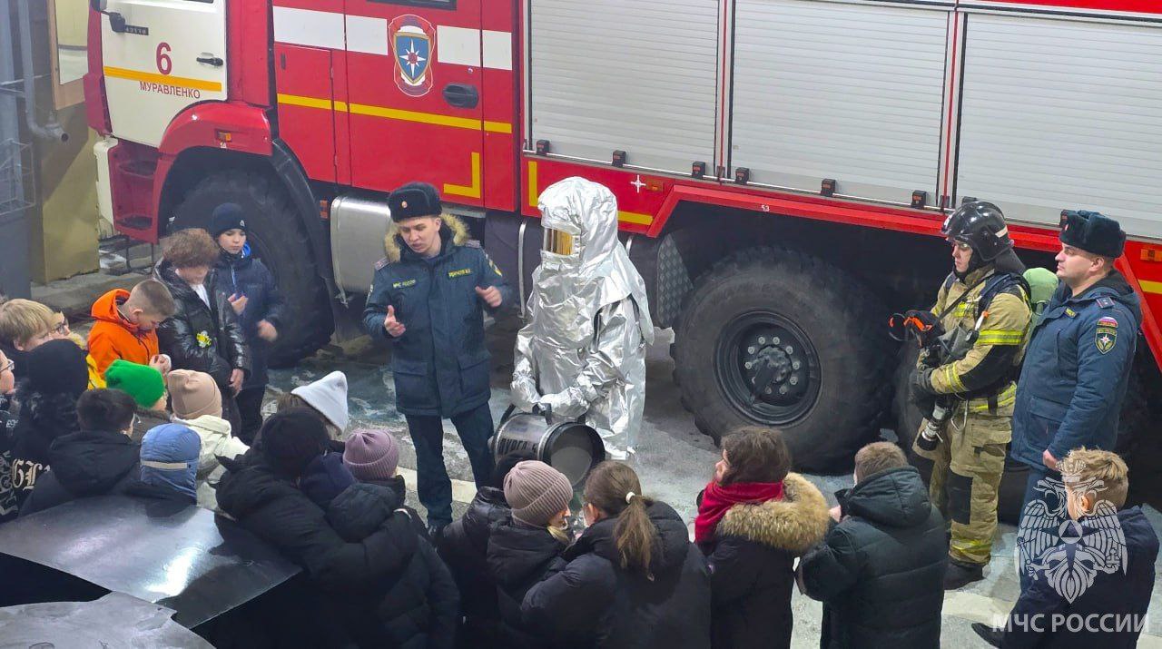 Участник молодёжного совета, начальник караула 6 пожарно-спасательной части города Муравленко Марат Мударисов провёл познавательную экскурсию для школьников Участник молодёжного совета, начальник караула 6 пожарно-спасательной части города Муравленко Марат Мударисов провёл познавательную экскурсию для школьников