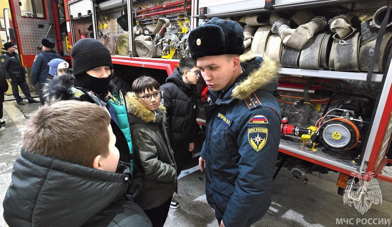 Участник молодёжного совета, начальник караула 6 пожарно-спасательной части города Муравленко Марат Мударисов провёл познавательную экскурсию для школьников Участник молодёжного совета, начальник караула 6 пожарно-спасательной части города Муравленко Марат Мударисов провёл познавательную экскурсию для школьников