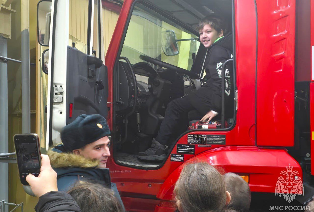Участник молодёжного совета, начальник караула 6 пожарно-спасательной части города Муравленко Марат Мударисов провёл познавательную экскурсию для школьников Участник молодёжного совета, начальник караула 6 пожарно-спасательной части города Муравленко Марат Мударисов провёл познавательную экскурсию для школьников