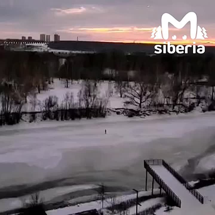 Полюбуйтесь на этих гуляк по тонкому льду Оби из Новосибирска