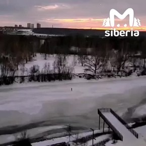Полюбуйтесь на этих гуляк по тонкому льду Оби из Новосибирска