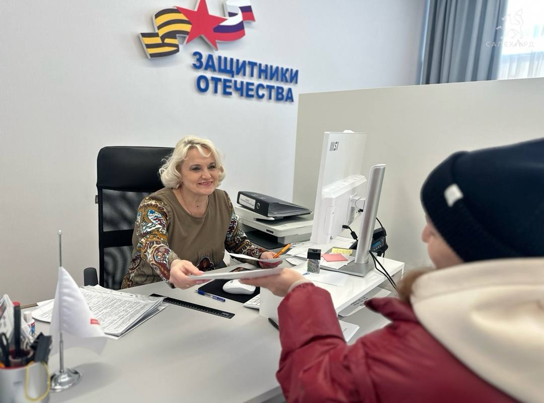 В прямом эфире глава города Алексей Титовский продолжает подводить итоги работы в социальной сфере, рассказав о поддержке участников СВО