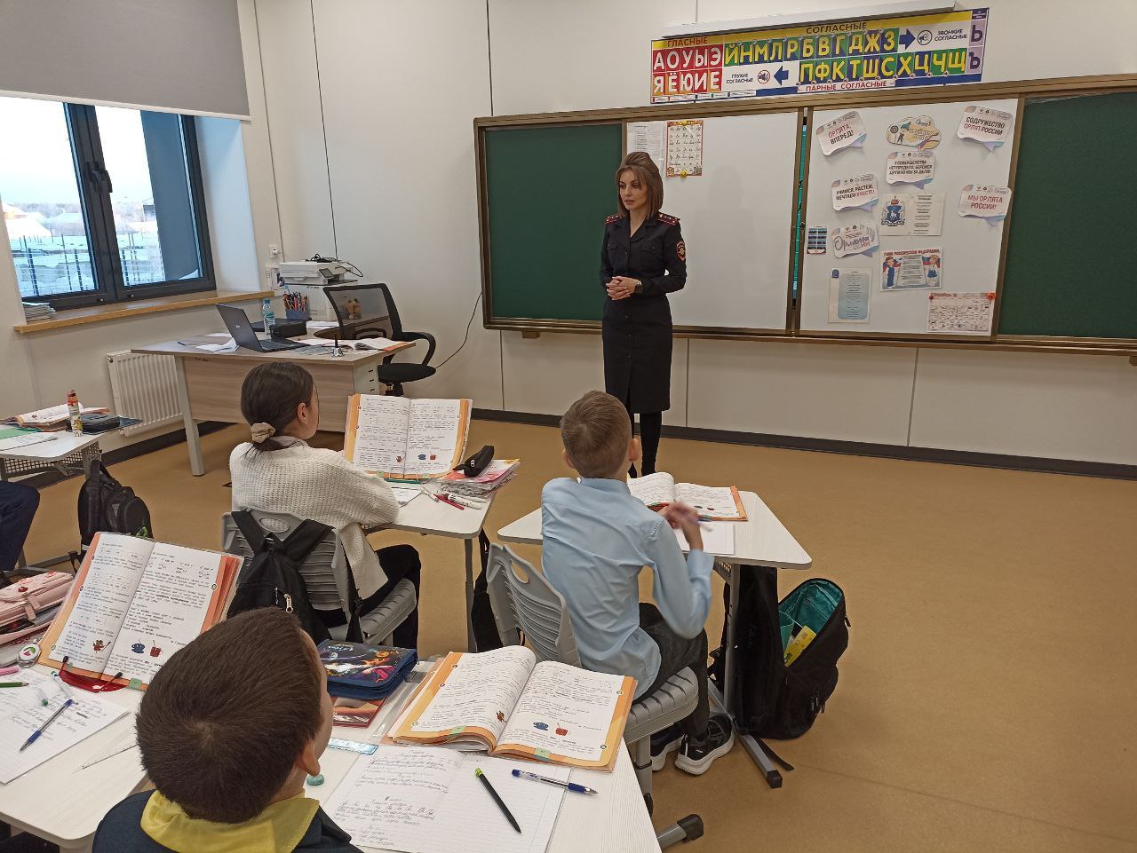 В рамках социальной акции «Засветись! Стань заметней на дороге!» губкинские автоинспекторы провели познавательные занятия для учеников школы № 1 В рамках социальной акции «Засветись! Стань заметней на дороге!» губкинские автоинспекторы провели познавательные занятия для учеников школы № 1