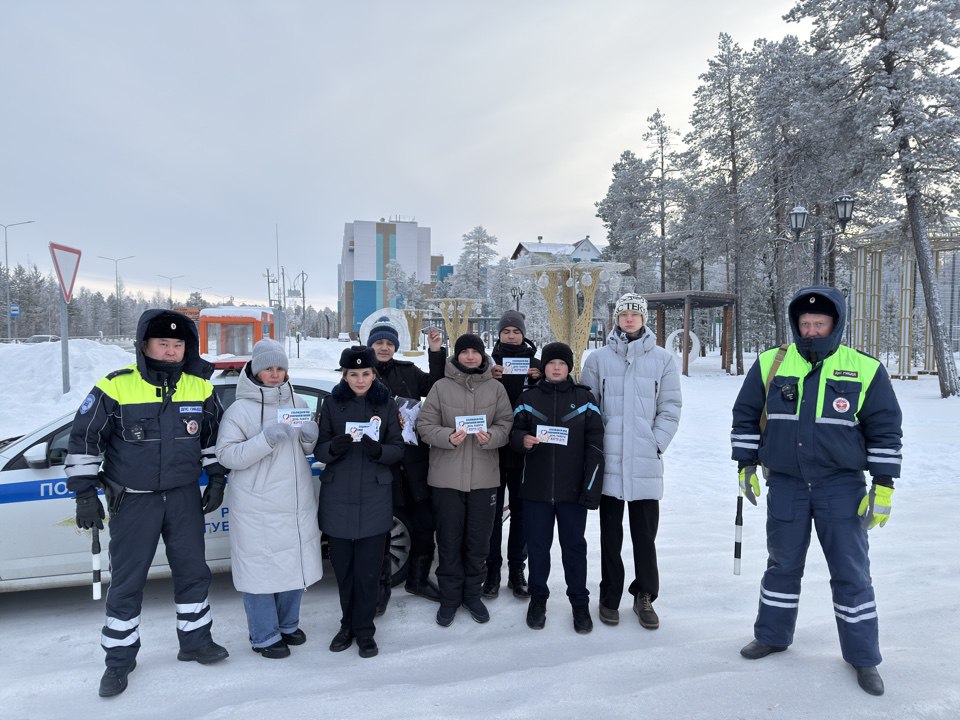 В Губкинском прошла акция «Жизнь без ДТП»: молодежь и автоинспекторы почтили память жертв дорожных аварий