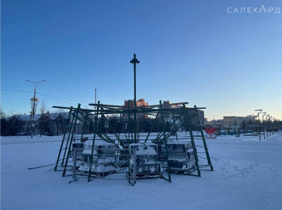 На площади у «Геолога» начали собирать главную городскую ёлку