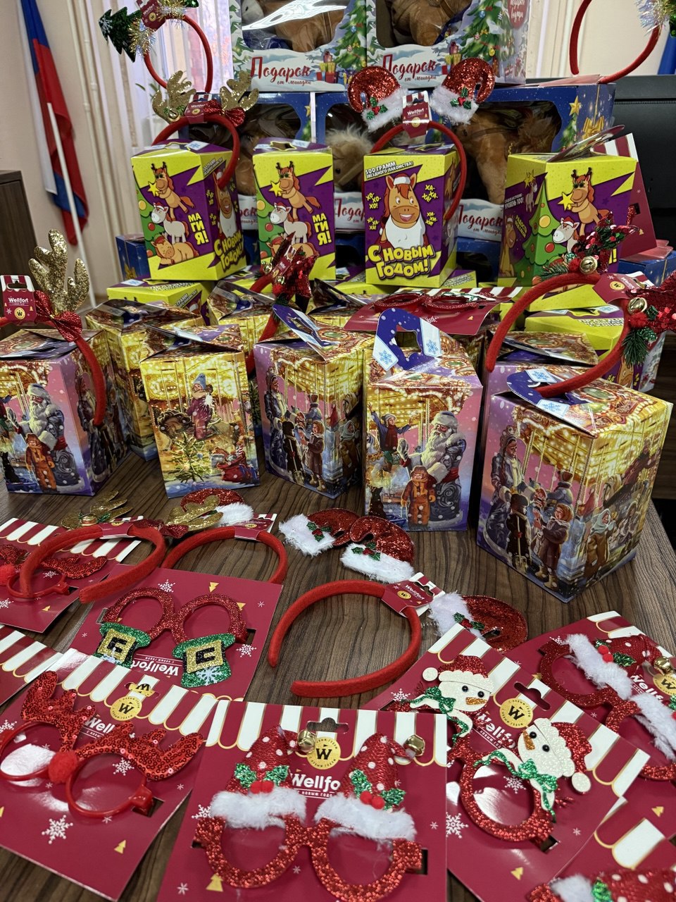 Специалисты Госстройнадзора из Нового Уренгоя присоединились к новогодней акции для детей Волновахи Специалисты Госстройнадзора из Нового Уренгоя присоединились к новогодней акции для детей Волновахи