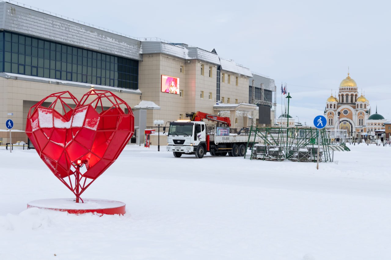 В Салехарде на площади у «Геолога» ставят главную городскую ёлку В Салехарде на площади у «Геолога» ставят главную городскую ёлку