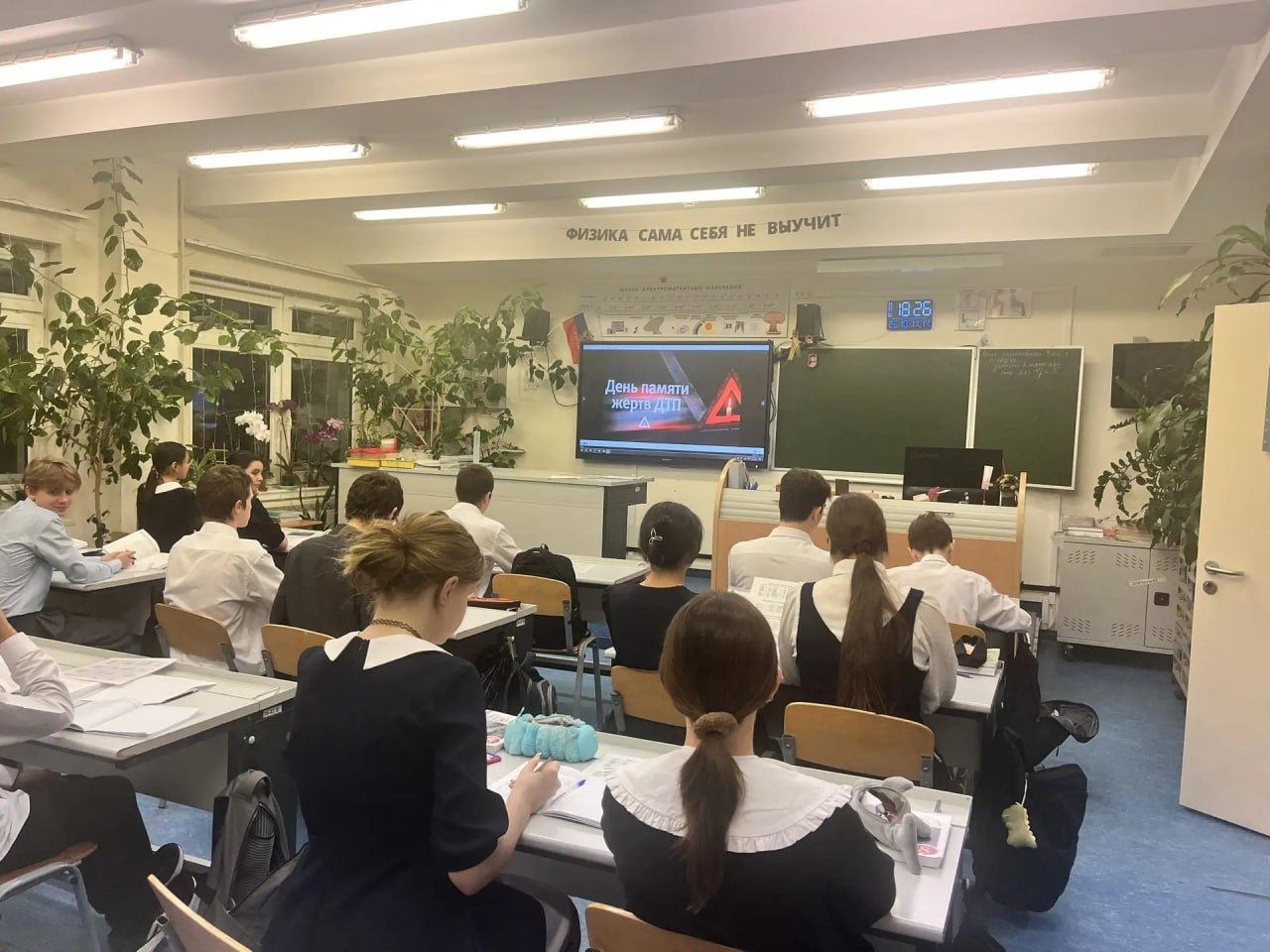 Школьники Ноябрьска почтили память жертв ДТП Школьники Ноябрьска почтили память жертв ДТП