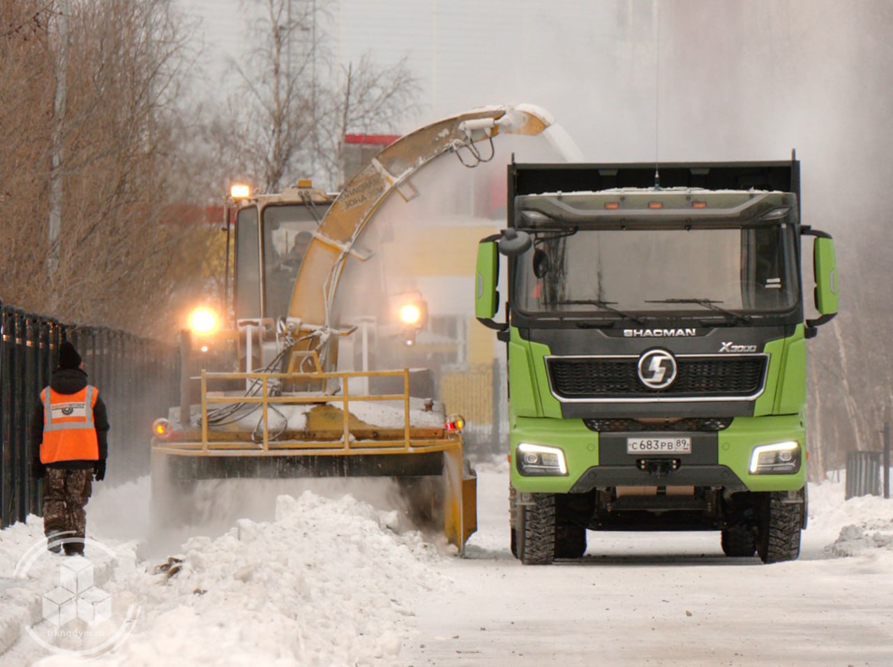 Сотрудники предприятия «Надымгоравтодор» работают в усиленном режиме, обеспечивая расчистку и обработку улично-дорожной сети в период гололедицы