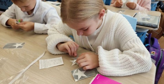 Ноябрьск: школьники сделали световозвращатели на мастер-классе