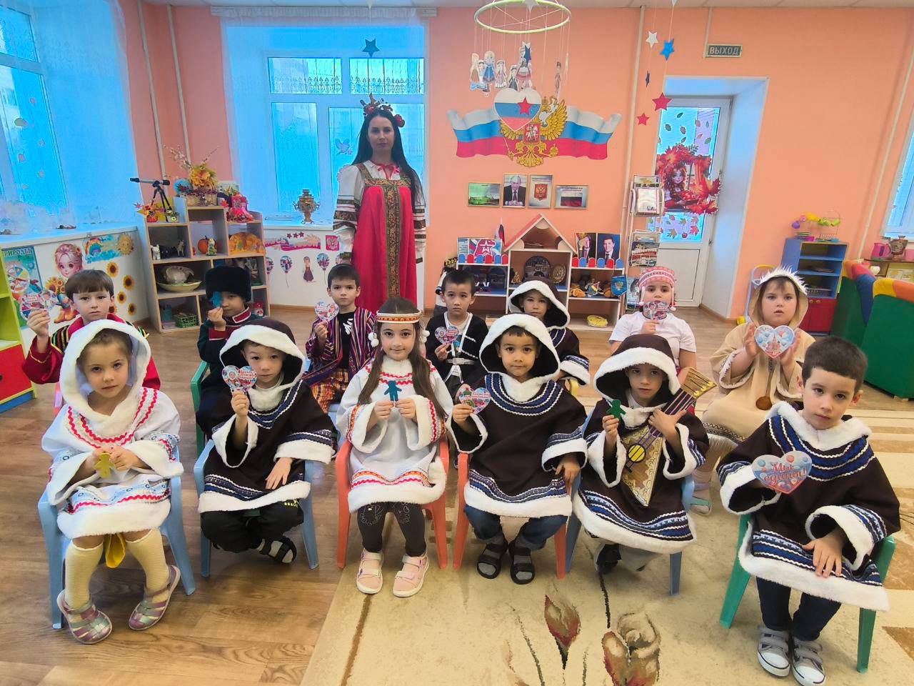 Национальные костюмы, песни народов, разнообразие культур Национальные костюмы, песни народов, разнообразие культур