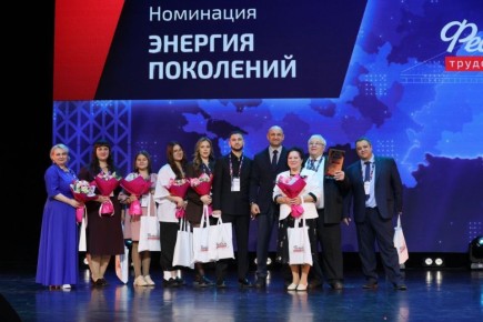 Полпред Президента в УрФО Артём Жога наградил трудовую династию Озимук из «ГазпромнефтьНоябрьскнефтегаза» на Фестивале в Тюмени