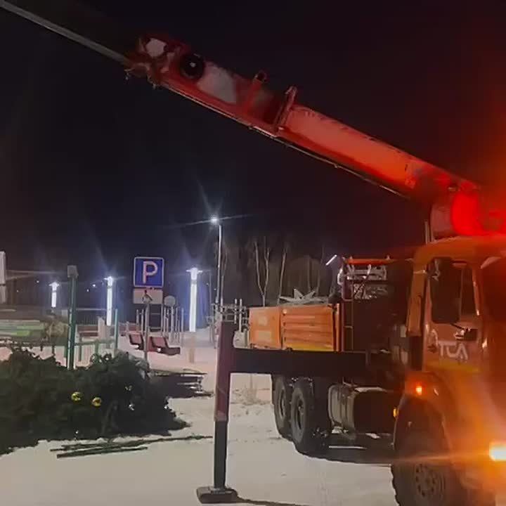 В мкрн. Удача начали собирать ёлку) Скоро 12-метровая красавица будет радовать жителей микрорайона