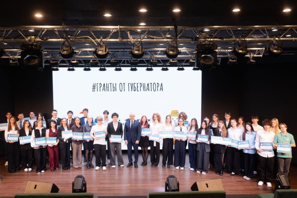 Алексей Романов: Сегодня у меня была понастоящему вдохновляющая миссия - вручить старшеклассникам заслуженные сертификаты за выдающиеся достижения в учёбе и олимпиадах