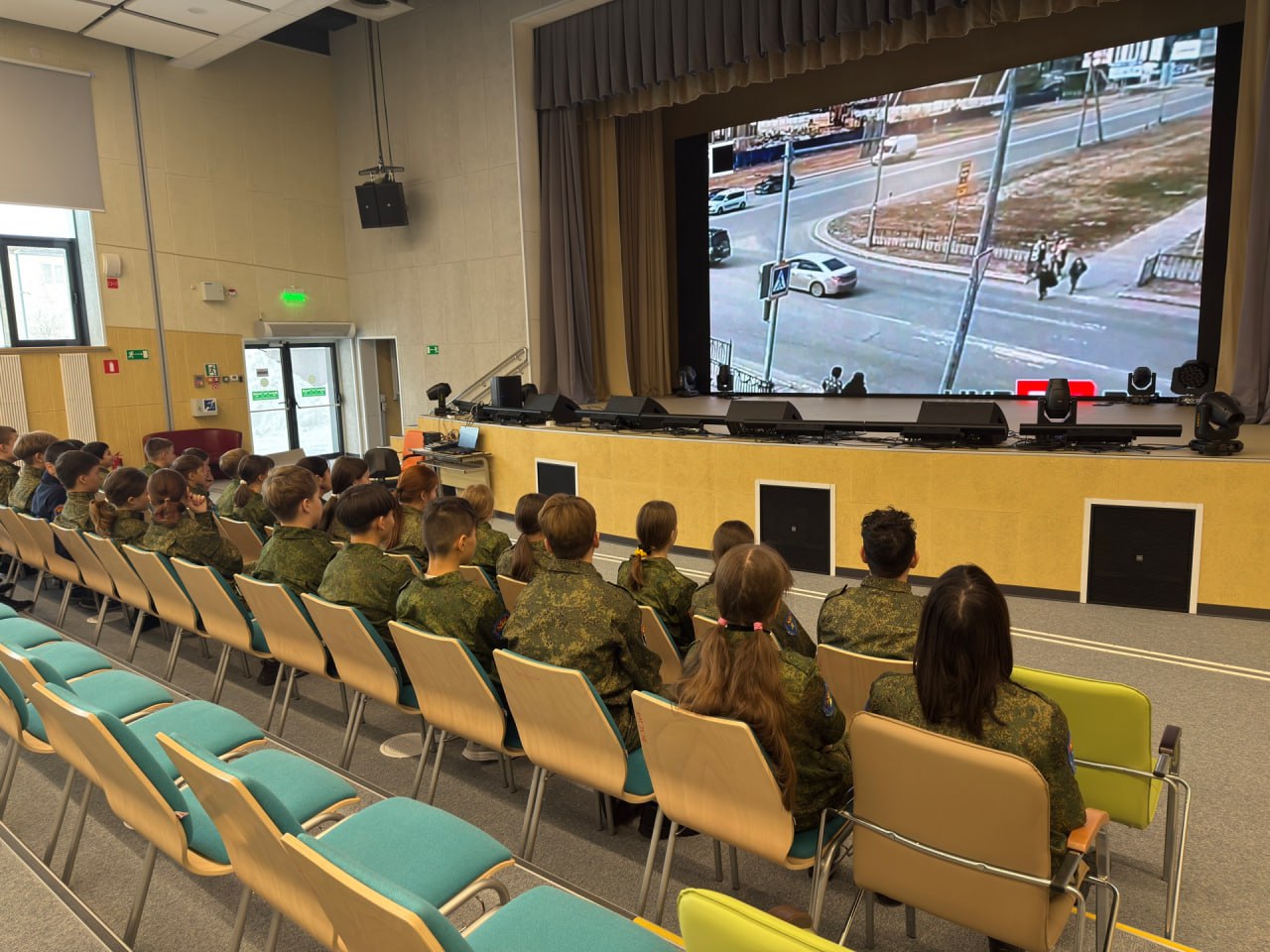 В Губкинском сотрудники Госавтоинспекции провели для кадетов урок безопасности «Безопасная поездка – обязанность каждого!» В Губкинском сотрудники Госавтоинспекции провели для кадетов урок безопасности «Безопасная поездка – обязанность каждого!»