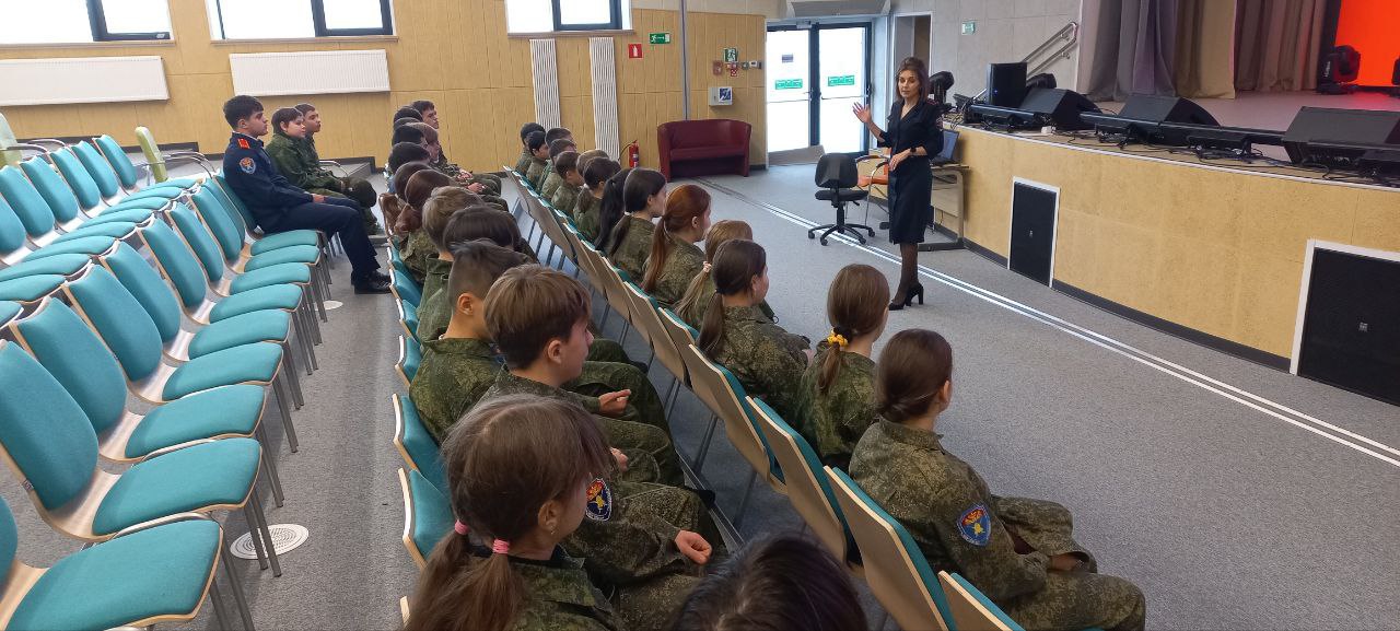 В Губкинском сотрудники Госавтоинспекции провели для кадетов урок безопасности «Безопасная поездка – обязанность каждого!»