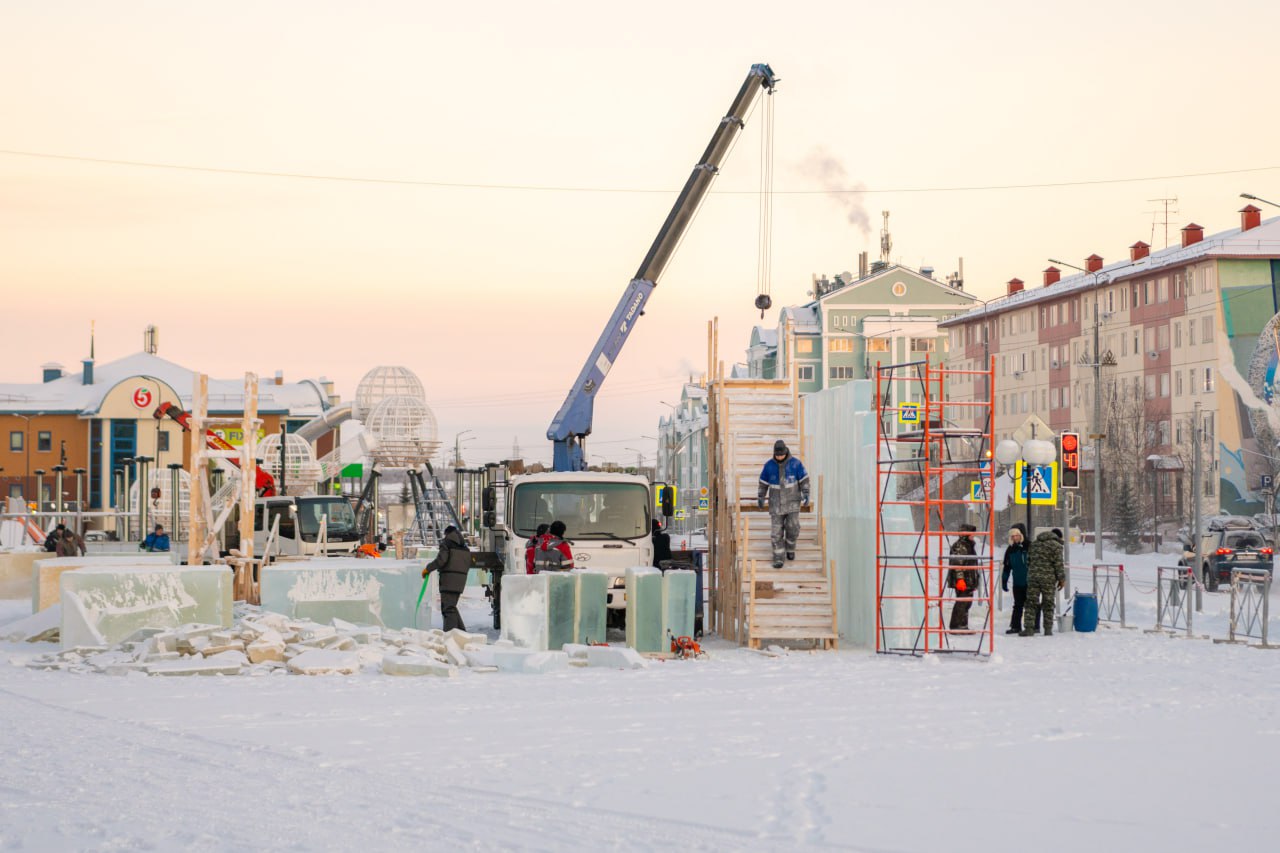 Алексей Титовский: На главной площади Салехарда началось создание новогоднего ледового городка Алексей Титовский: На главной площади Салехарда началось создание новогоднего ледового городка