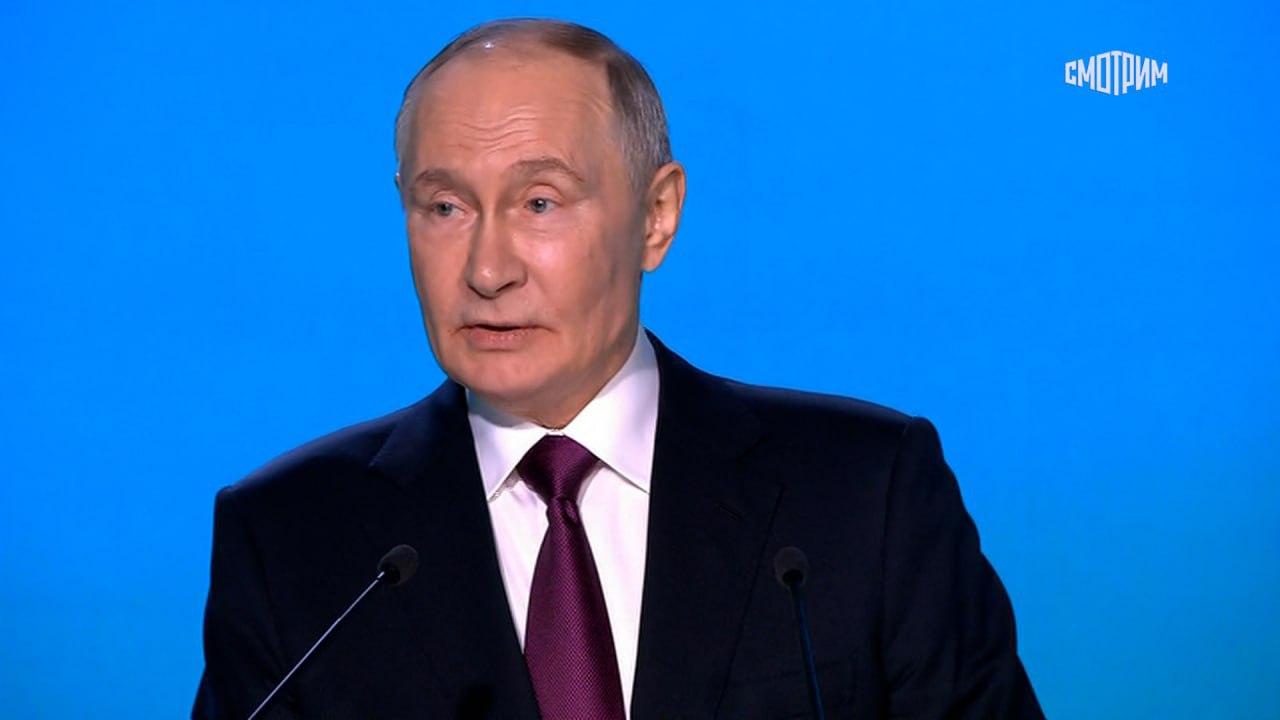 Владимир Путин на конференции "Путешествие в мир искусственного интеллекта" призвал не останавливаться в развитии ИИ. Главное из заявлений лидера РФ: Владимир Путин на конференции "Путешествие в мир искусственного интеллекта" призвал не останавливаться в развитии ИИ. Главное из заявлений лидера РФ: