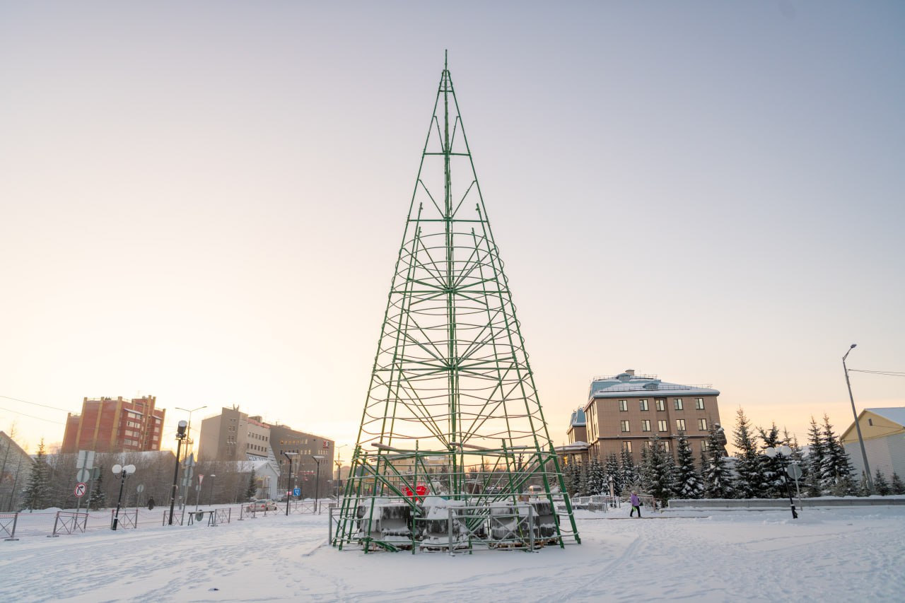 Алексей Титовский: На главной площади Салехарда началось создание новогоднего ледового городка