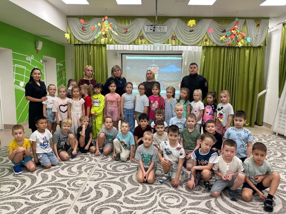 В Салехарде автоинспекторы провели занятие по безопасности дорожного движения с воспитанниками детского сада «Северное Сияние»