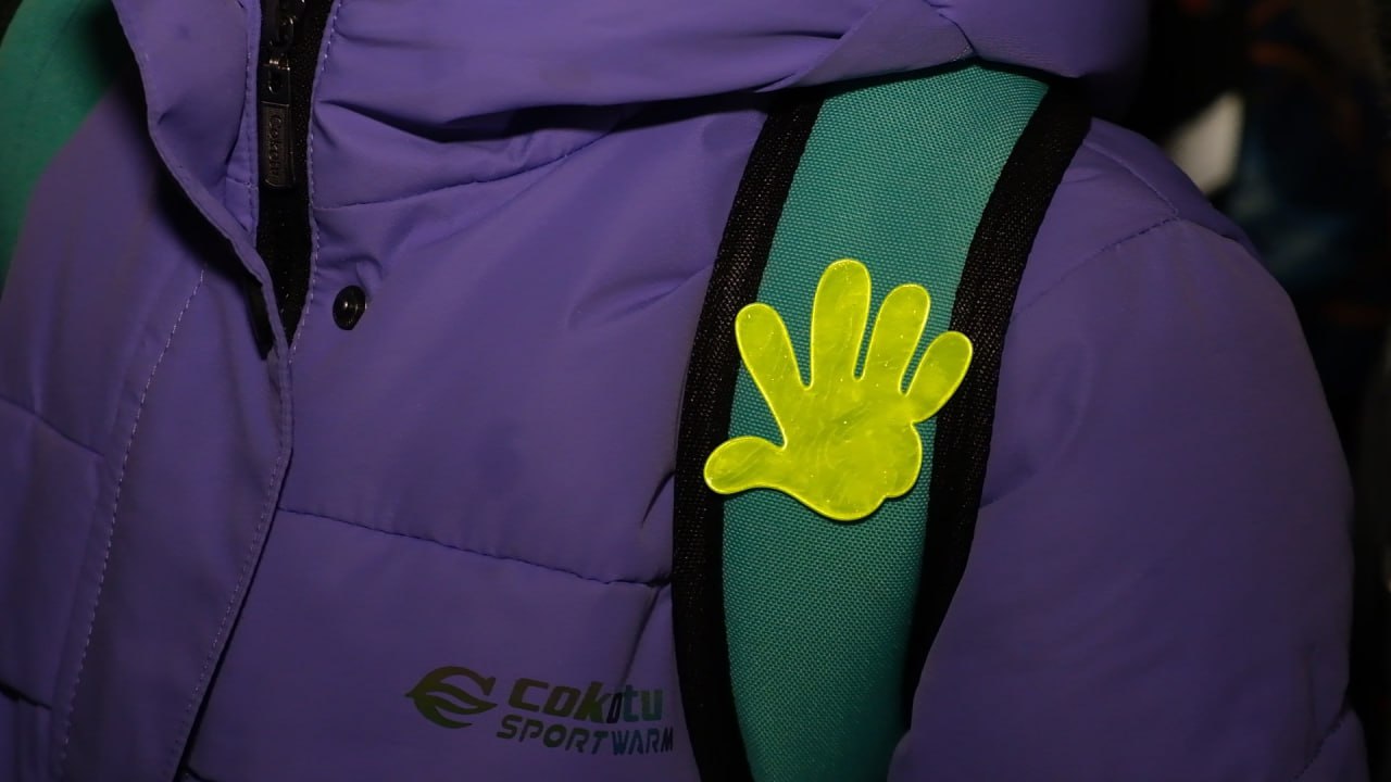 В Муравленко автоинспекторы напомнили детям о важности ношения световозвращателей В Муравленко автоинспекторы напомнили детям о важности ношения световозвращателей