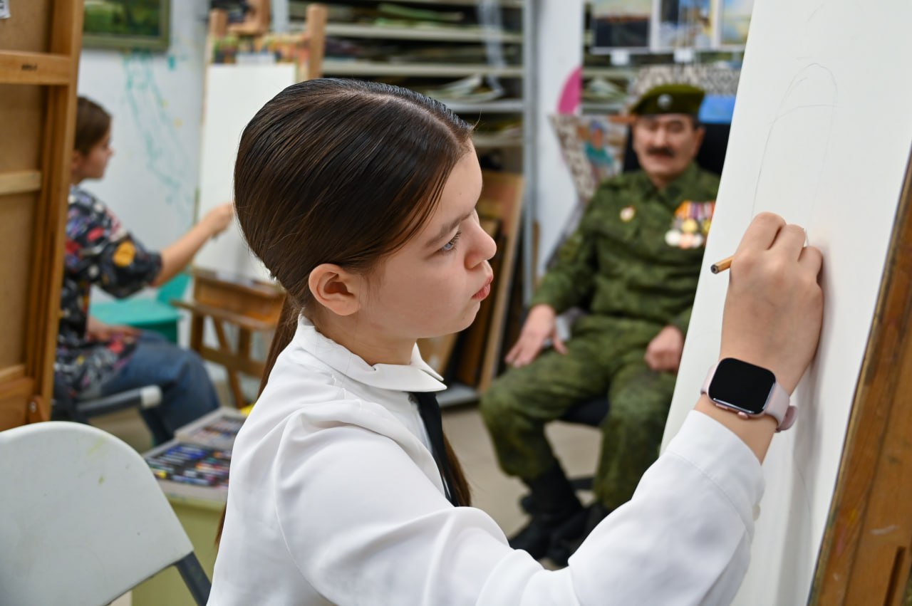 Юные художники Салехарда написали портреты героев СВО Юные художники Салехарда написали портреты героев СВО