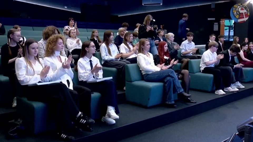 Накануне глава Ноябрьска Алексей Романов вручил старшеклассникам заслуженные награды за успехи в учебе