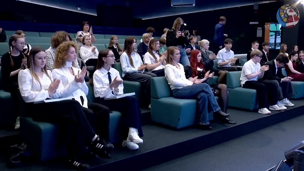 Накануне глава Ноябрьска Алексей Романов вручил старшеклассникам заслуженные награды за успехи в учебе