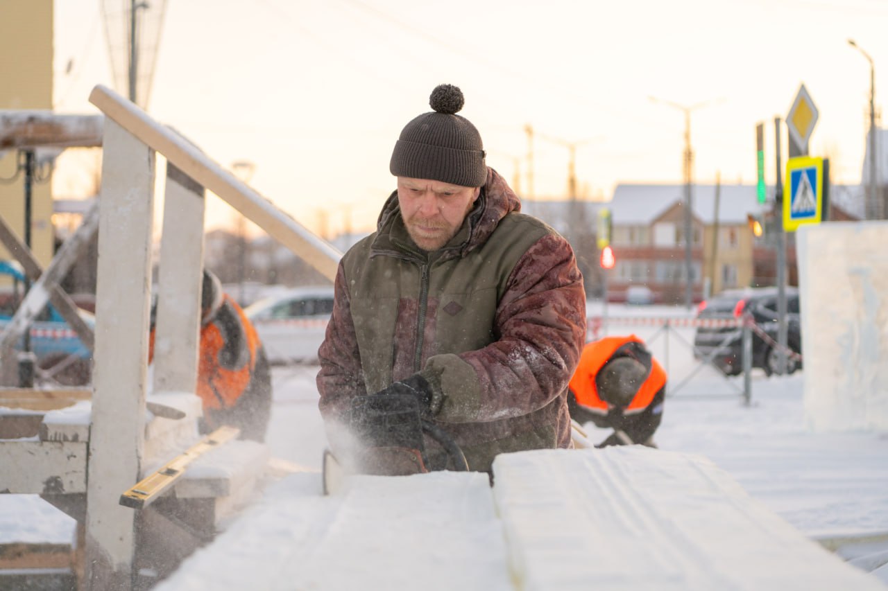Алексей Титовский: На главной площади Салехарда началось создание новогоднего ледового городка Алексей Титовский: На главной площади Салехарда началось создание новогоднего ледового городка