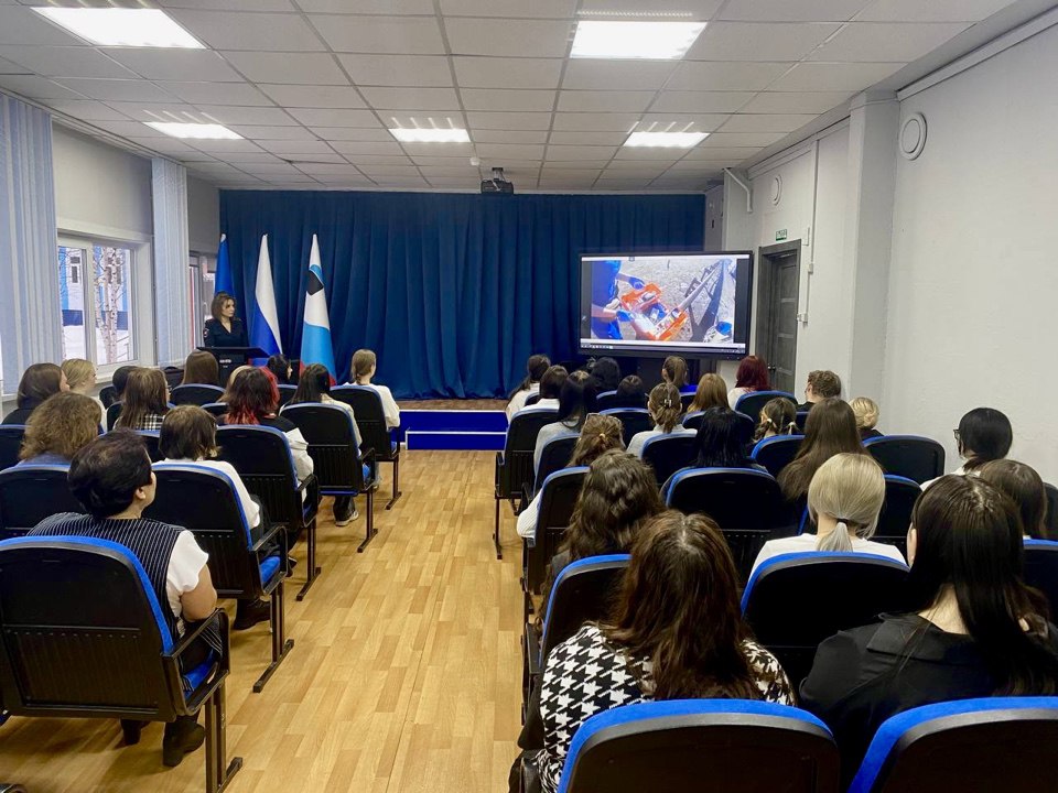 «Ценить каждый день»: губкинские автоинспекторы провели урок безопасности для студентов колледжа «Ценить каждый день»: губкинские автоинспекторы провели урок безопасности для студентов колледжа