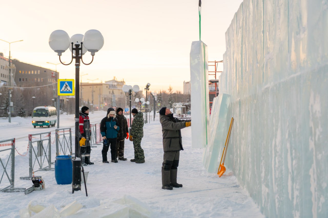 Алексей Титовский: На главной площади Салехарда началось создание новогоднего ледового городка Алексей Титовский: На главной площади Салехарда началось создание новогоднего ледового городка