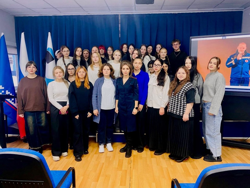 «Ценить каждый день»: губкинские автоинспекторы провели урок безопасности для студентов колледжа