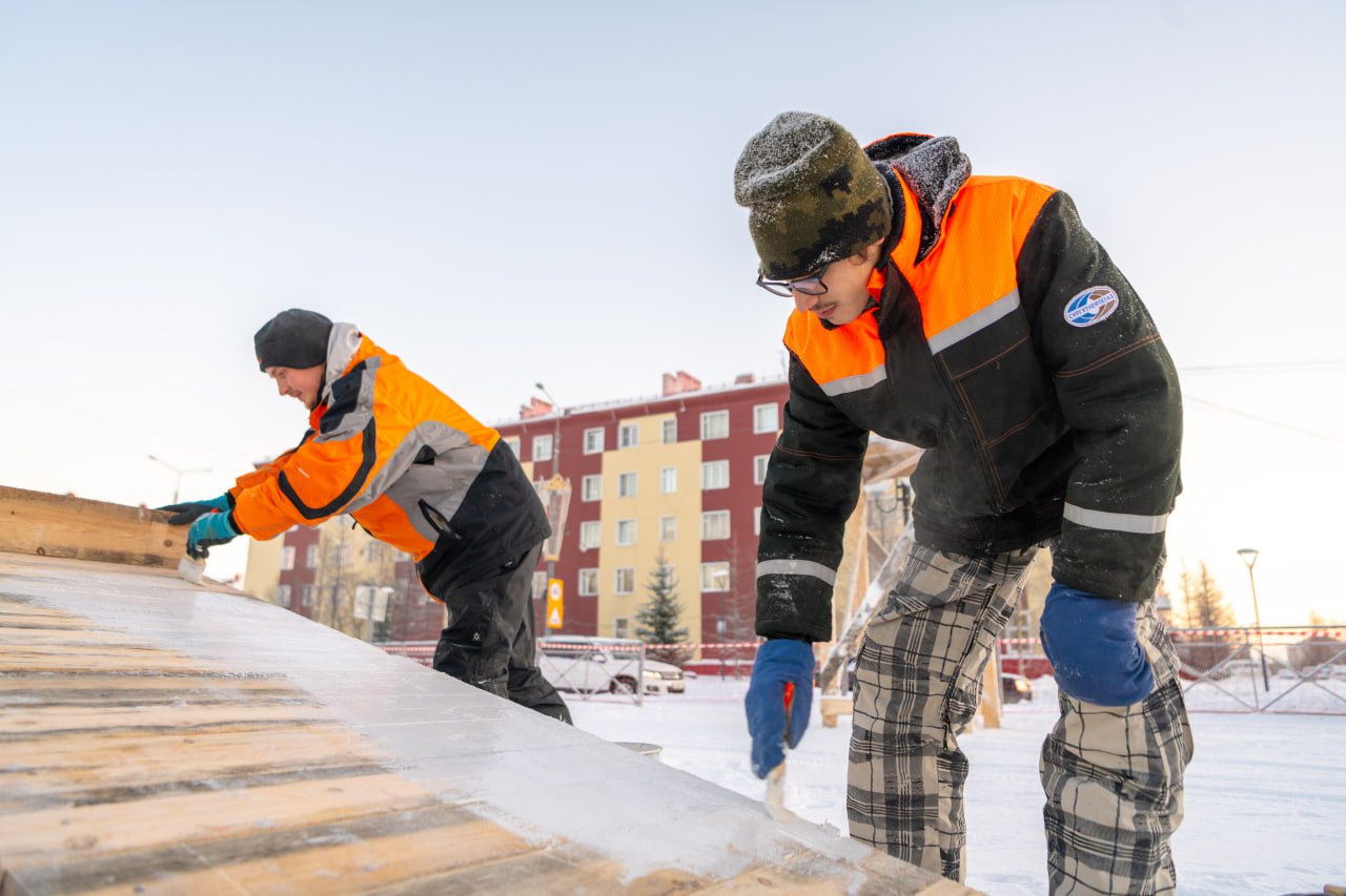 Алексей Титовский: На главной площади Салехарда началось создание новогоднего ледового городка Алексей Титовский: На главной площади Салехарда началось создание новогоднего ледового городка
