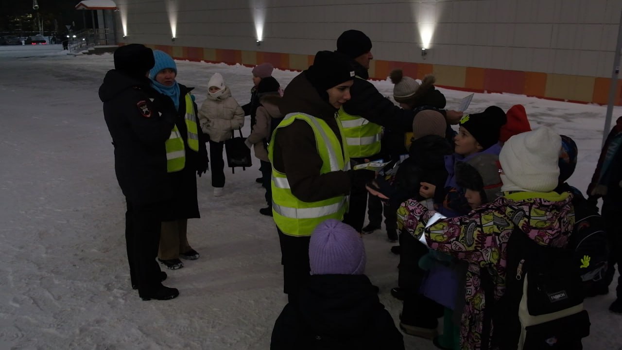 В Муравленко автоинспекторы напомнили детям о важности ношения световозвращателей В Муравленко автоинспекторы напомнили детям о важности ношения световозвращателей