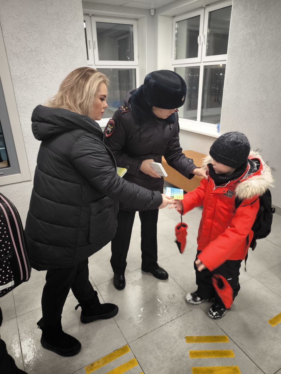 В Муравленко автоинспекторы напомнили детям о важности ношения световозвращателей В Муравленко автоинспекторы напомнили детям о важности ношения световозвращателей