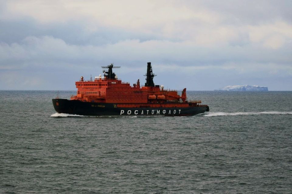 Росатом (VK). Атомный ледокол “50 лет Победы” следует по курсу в Восточно-Сибирском море Фото третьего помощника капитана атомного ледокола “Ямал” ФГУП “Атомфлот” Александра Пикты