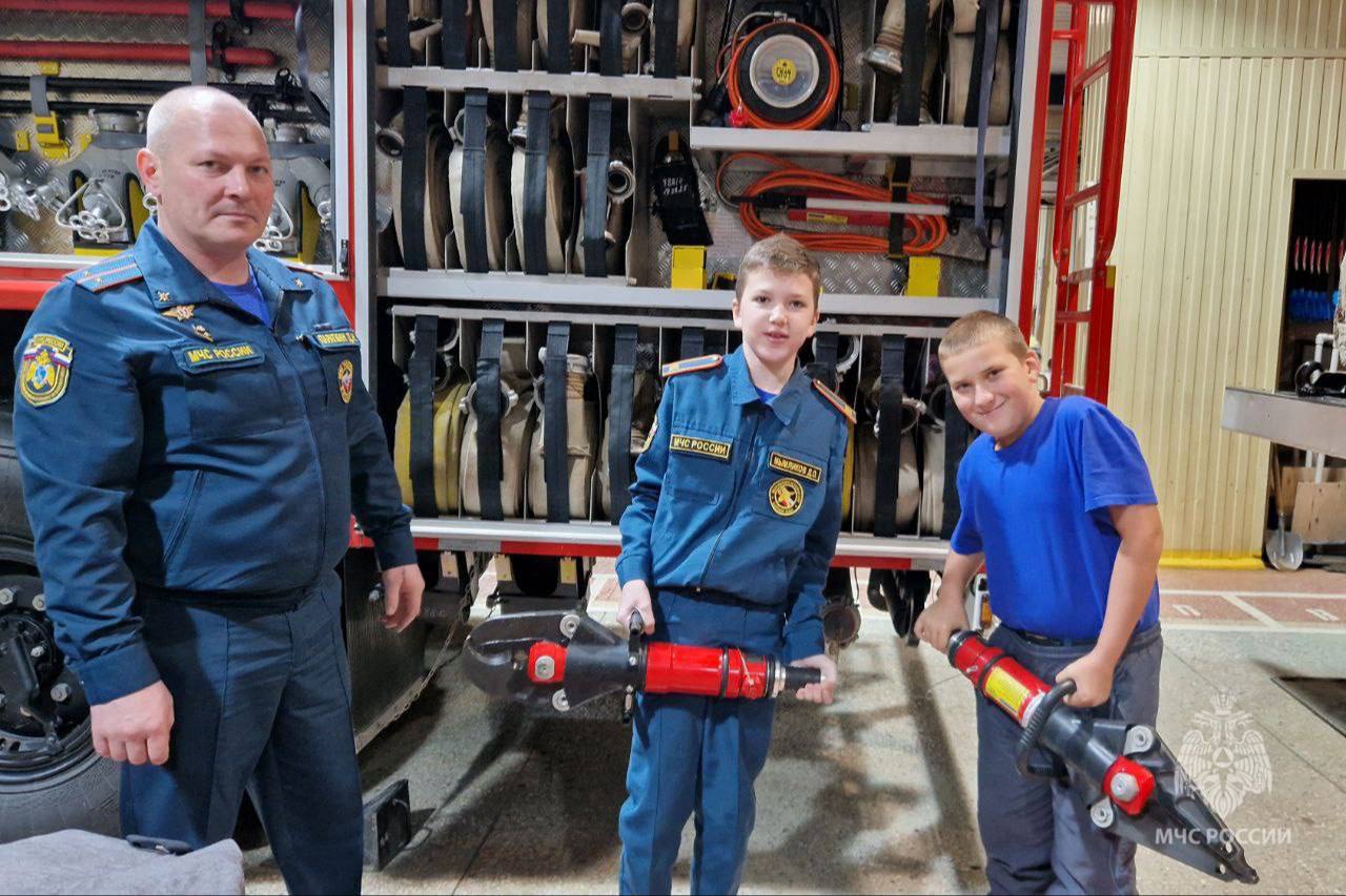 Сотрудники 5 пожарно-спасательного отряда провели мероприятие «1 день в карауле» с кадетами пожарно-спасательных классов Сотрудники 5 пожарно-спасательного отряда провели мероприятие «1 день в карауле» с кадетами пожарно-спасательных классов